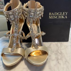 Badgley Mischka Crystal Embellished Tstrap 5.5